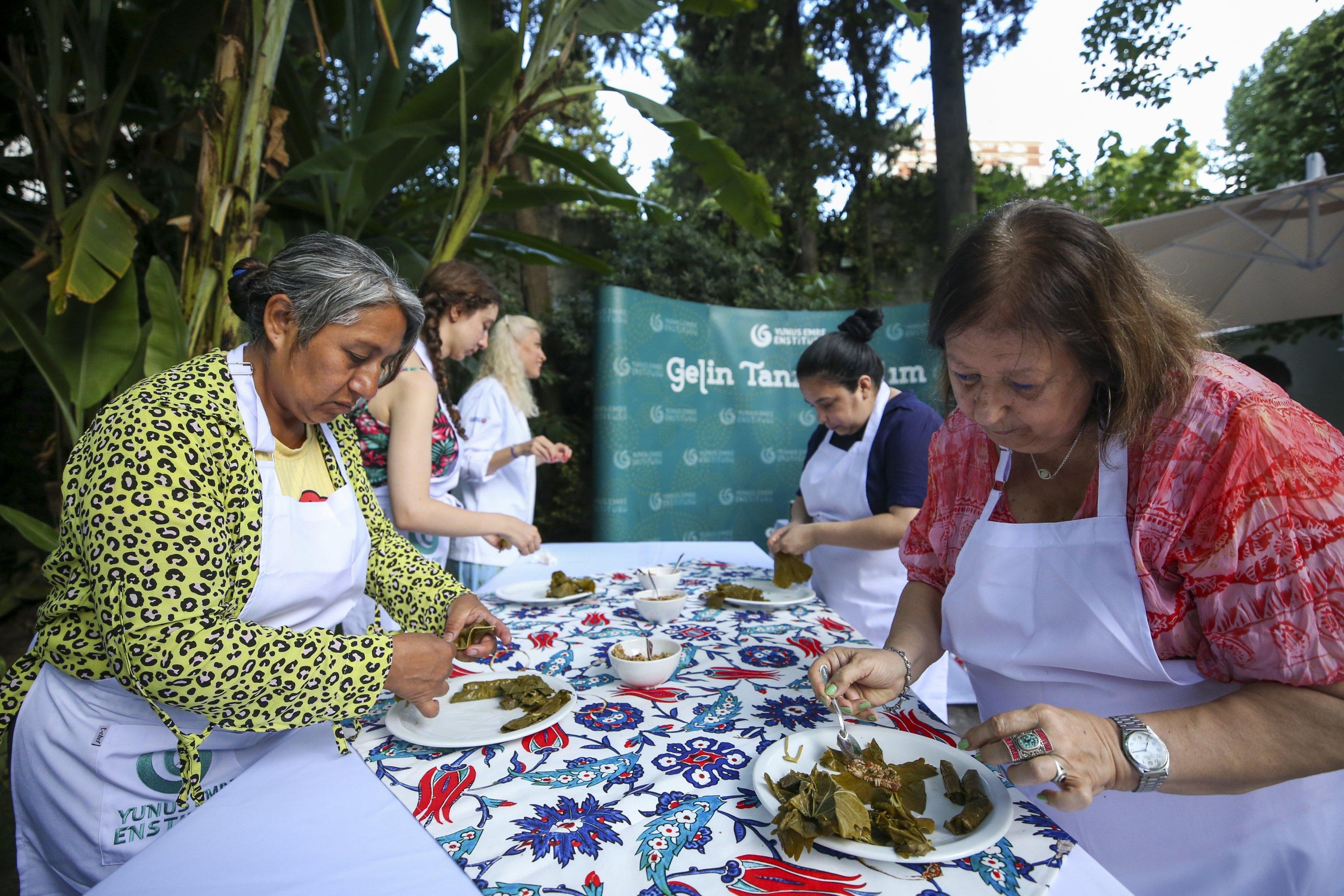 Argentines roll up sleeves to make Turkish 'yaprak sarması ...