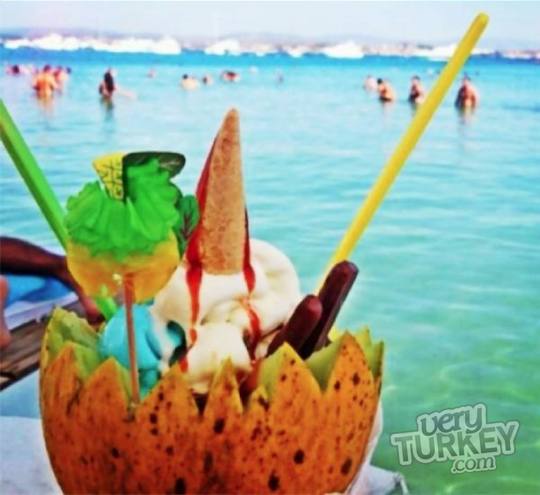 Xuma Beach Club is located in Yalikavak Bodrum and benefits from watersports, massage on the beach and restaurant / cafe.